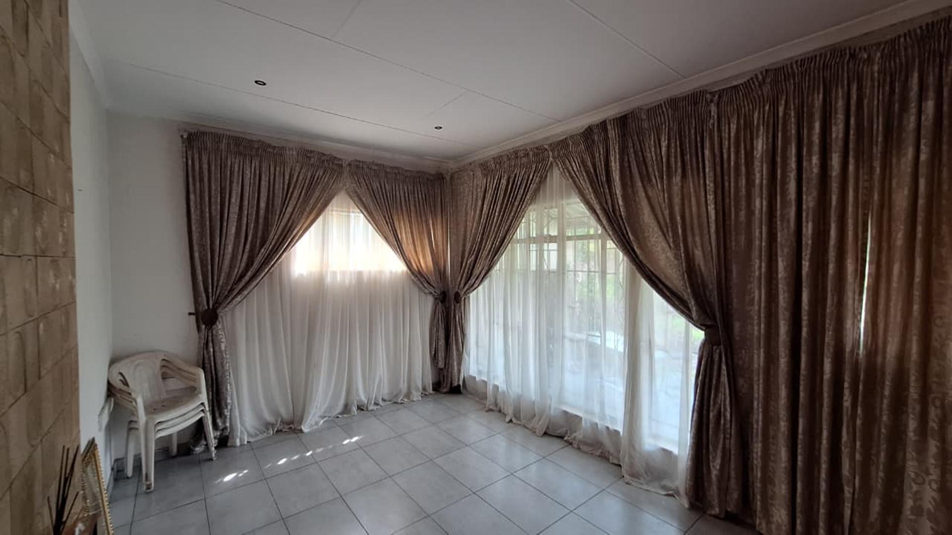 Lounges - 34 square meters of property in Mindalore