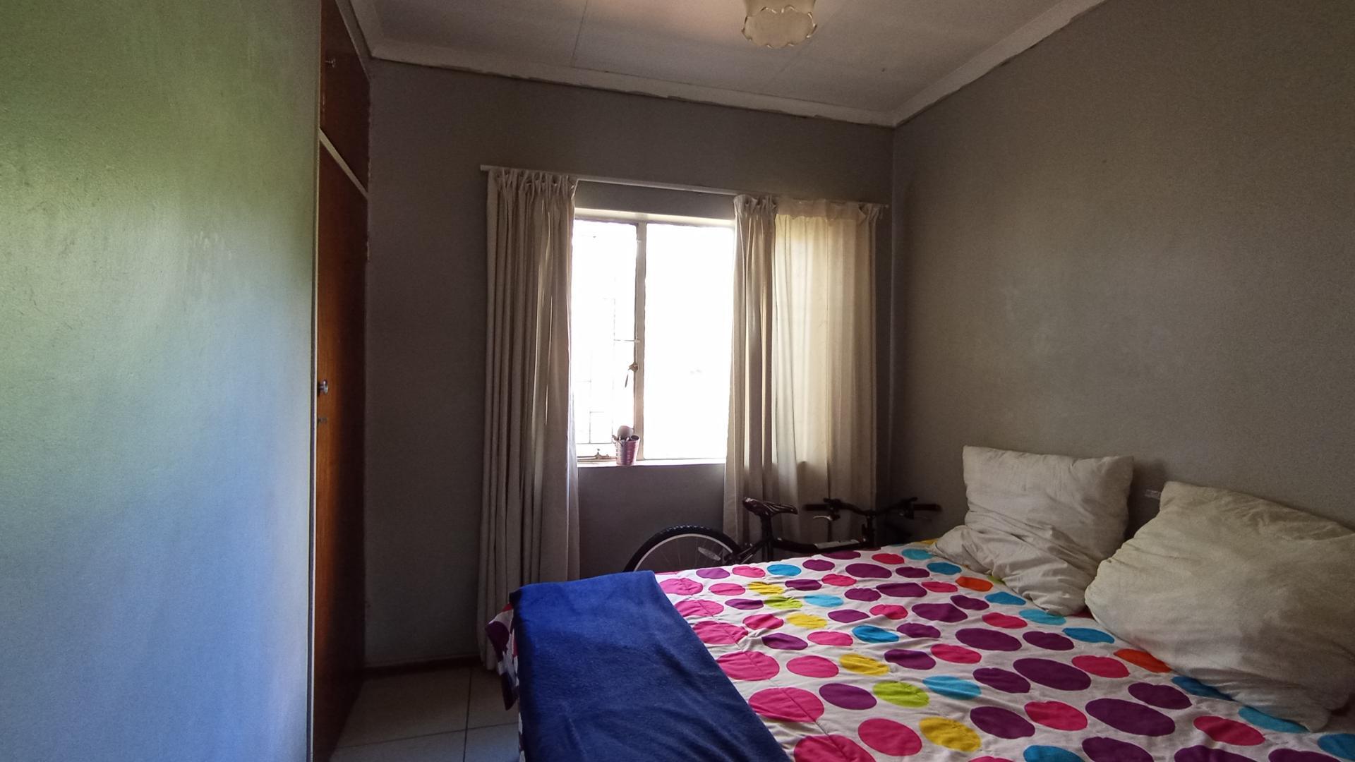 Bed Room 1 - 11 square meters of property in Centurion Central