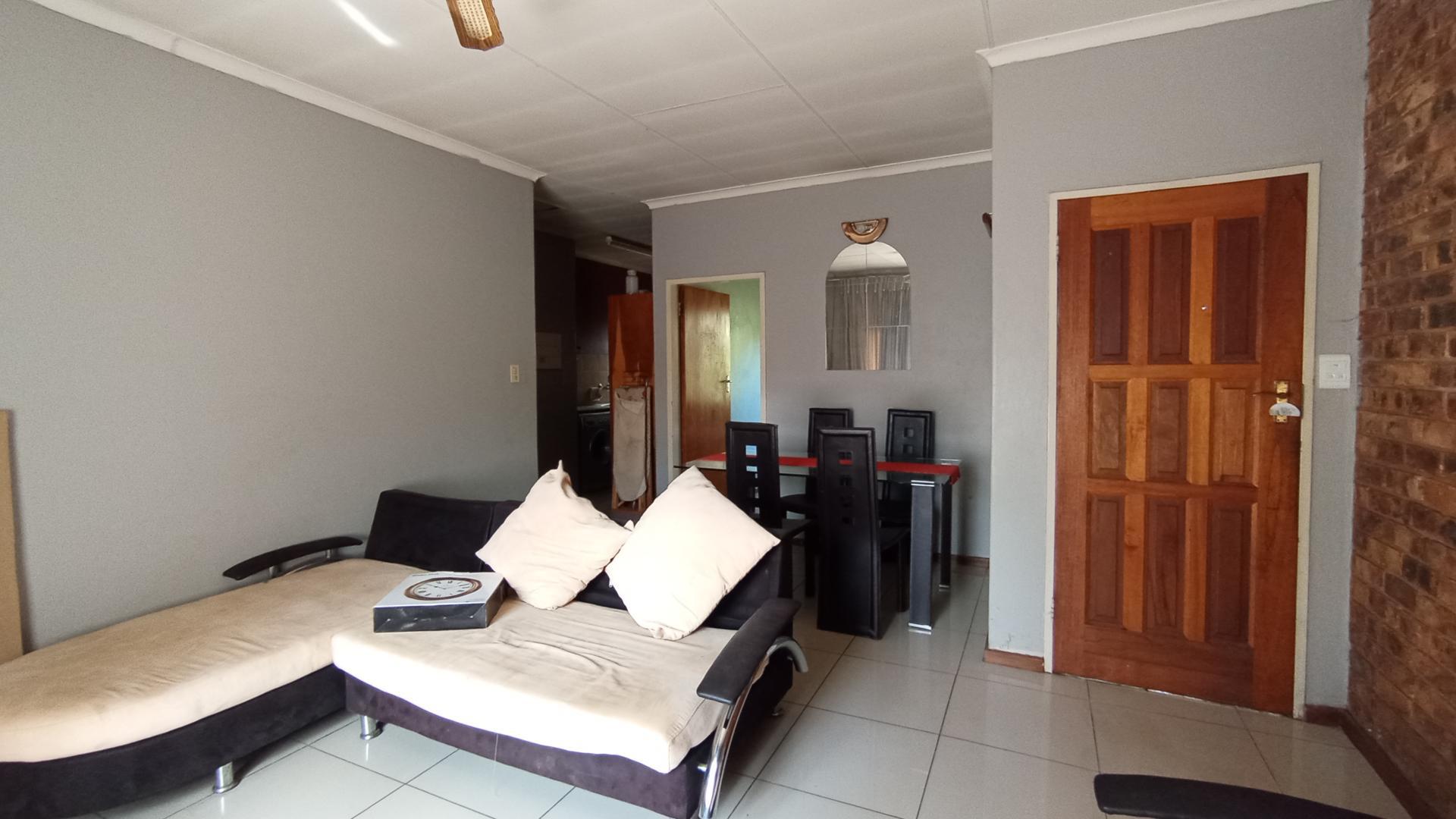 Lounges - 19 square meters of property in Centurion Central