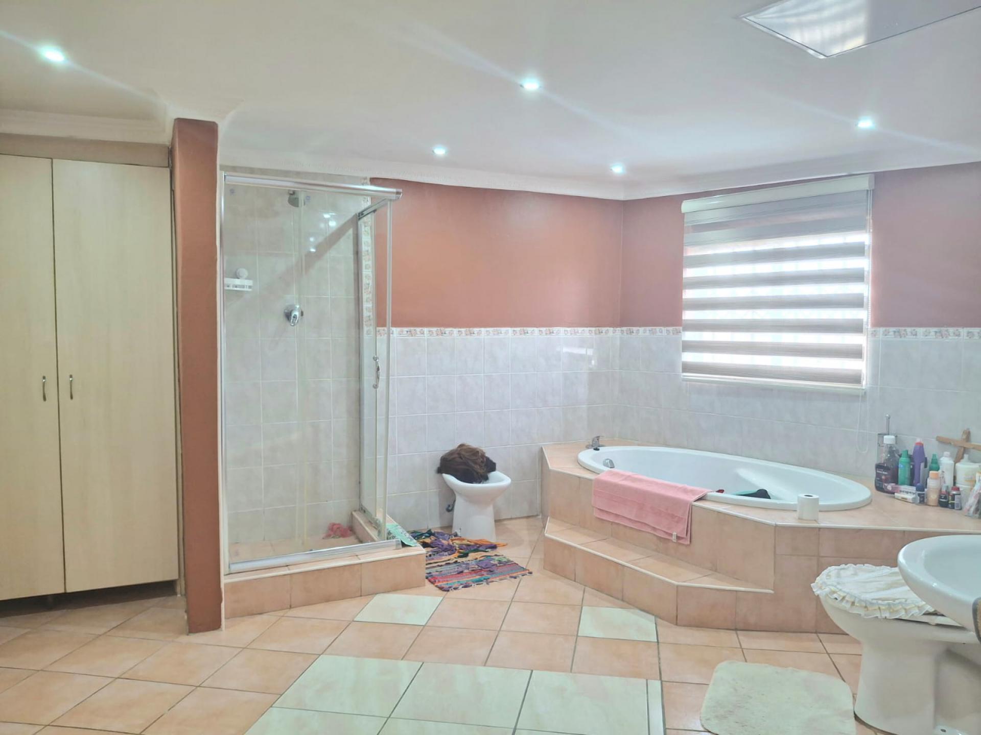 Bathroom 1 of property in Diepkloof