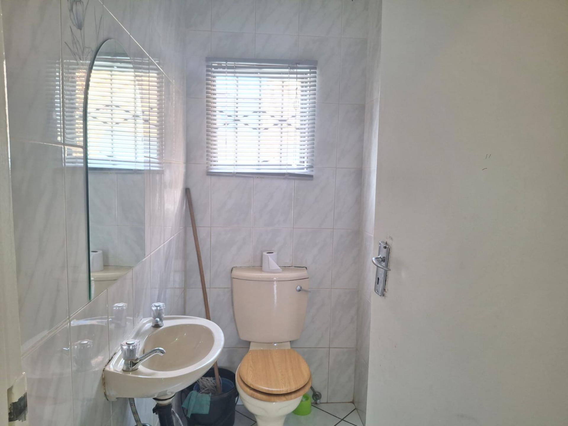 Bathroom 3+ of property in Diepkloof