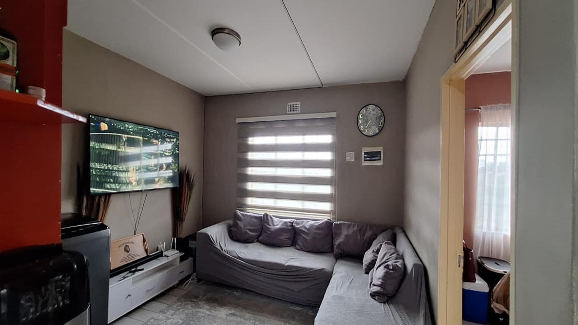 Lounges - 15 square meters of property in Fleurhof