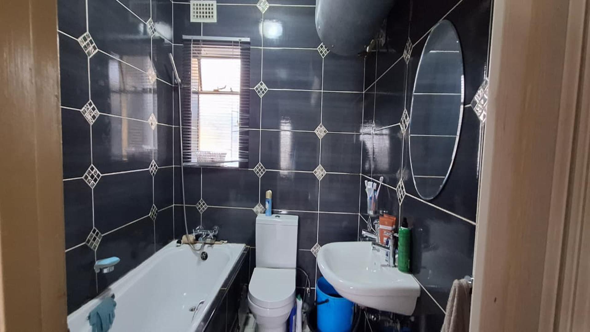 Bathroom 1 - 4 square meters of property in Fleurhof