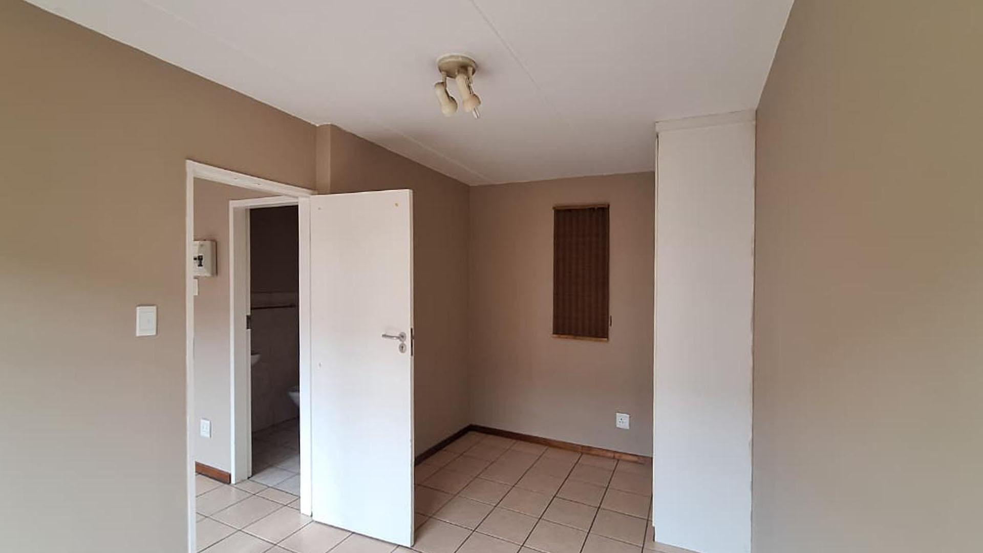 Bed Room 1 - 15 square meters of property in Braamfontein Werf