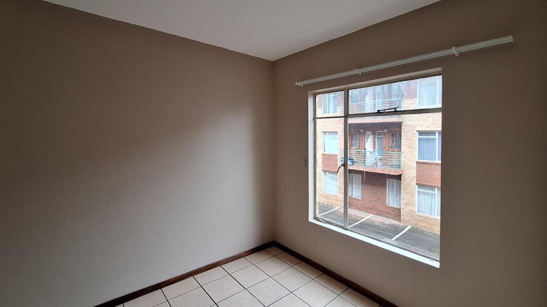 Bed Room 1 - 15 square meters of property in Braamfontein Werf