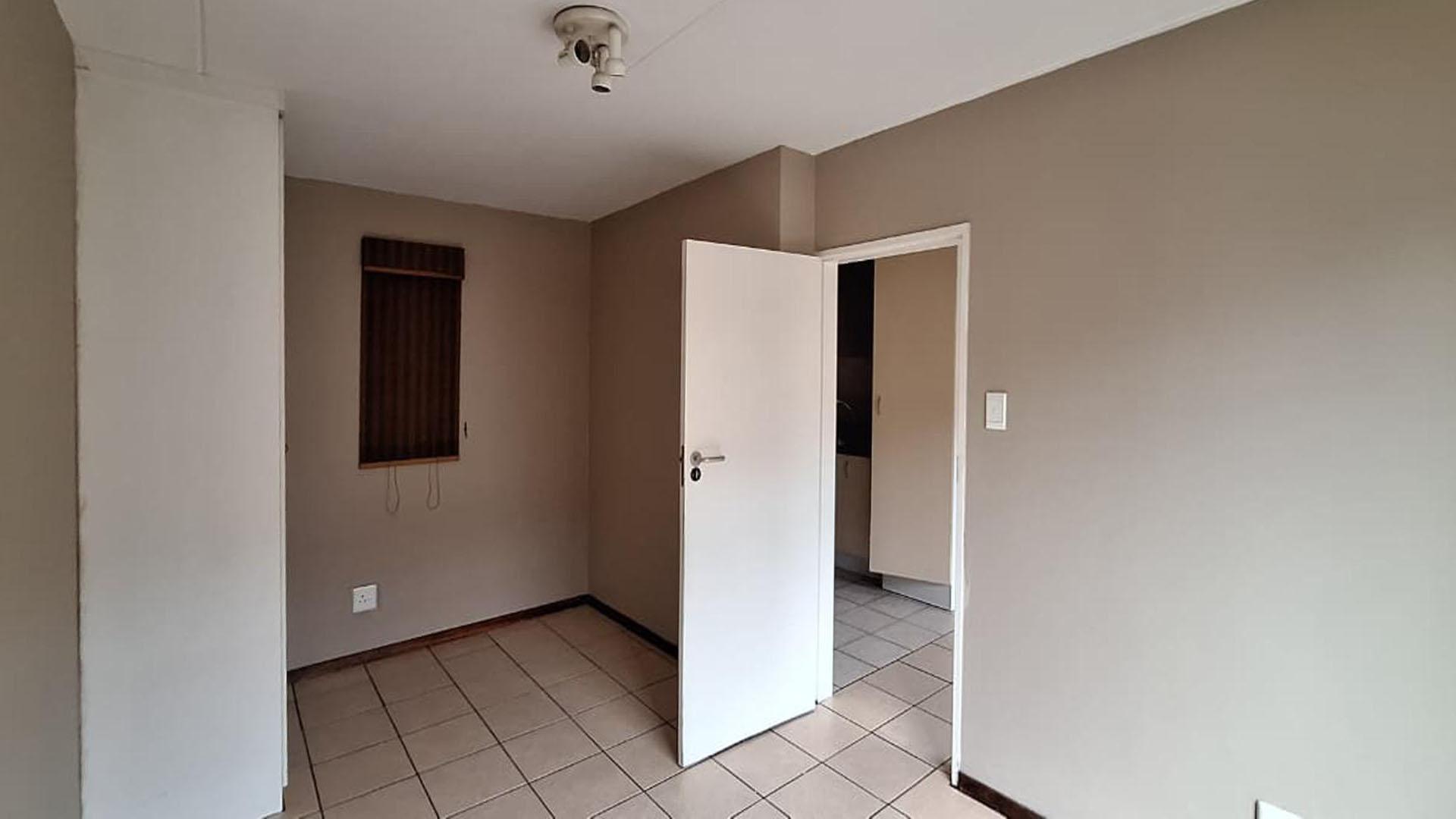 Bed Room 2 - 15 square meters of property in Braamfontein Werf