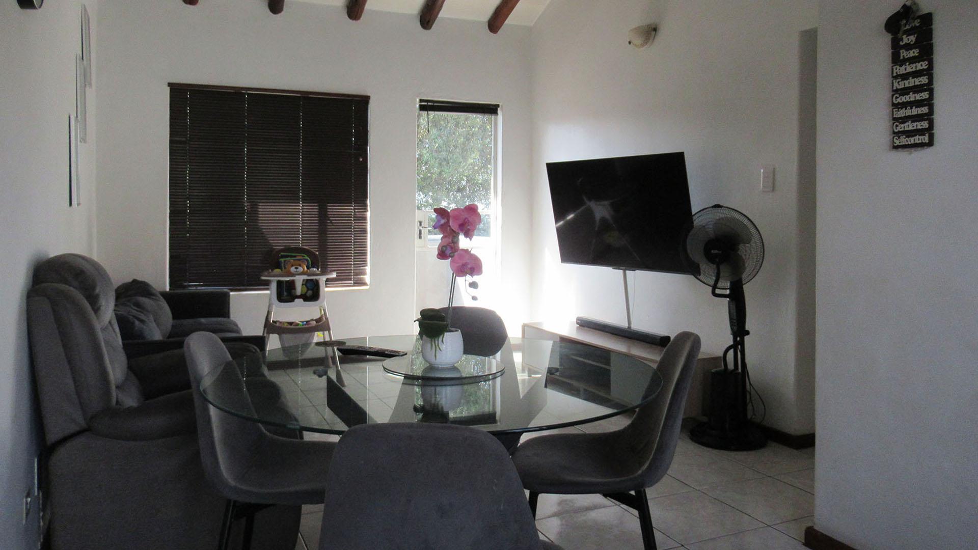 Lounges - 15 square meters of property in Northgate (JHB)
