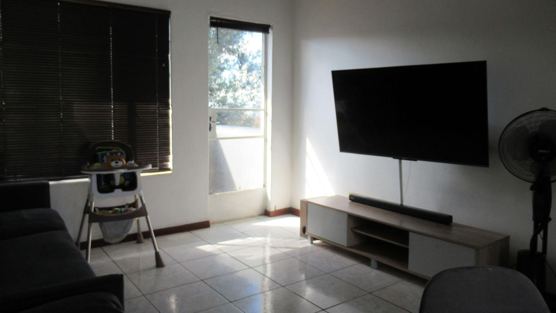 Lounges - 15 square meters of property in Northgate (JHB)