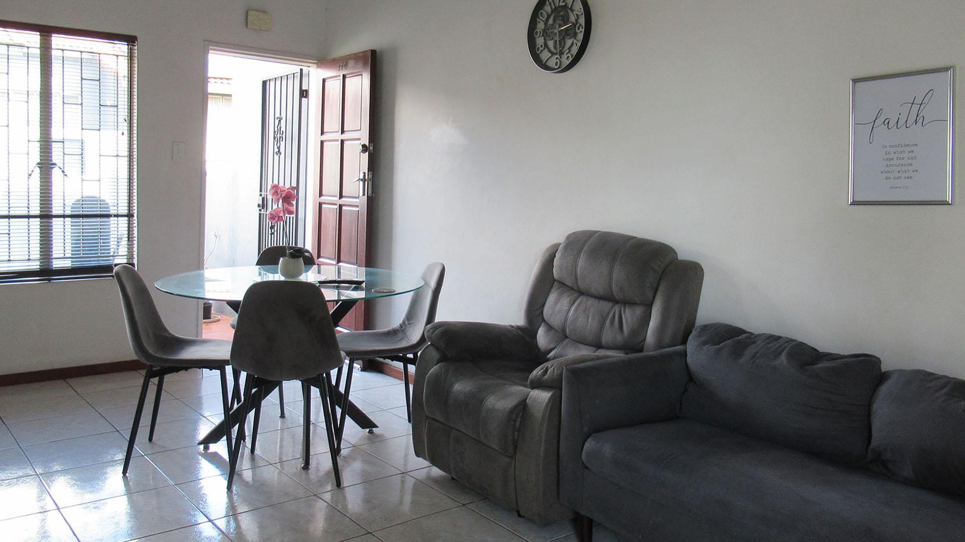 Lounges - 15 square meters of property in Northgate (JHB)