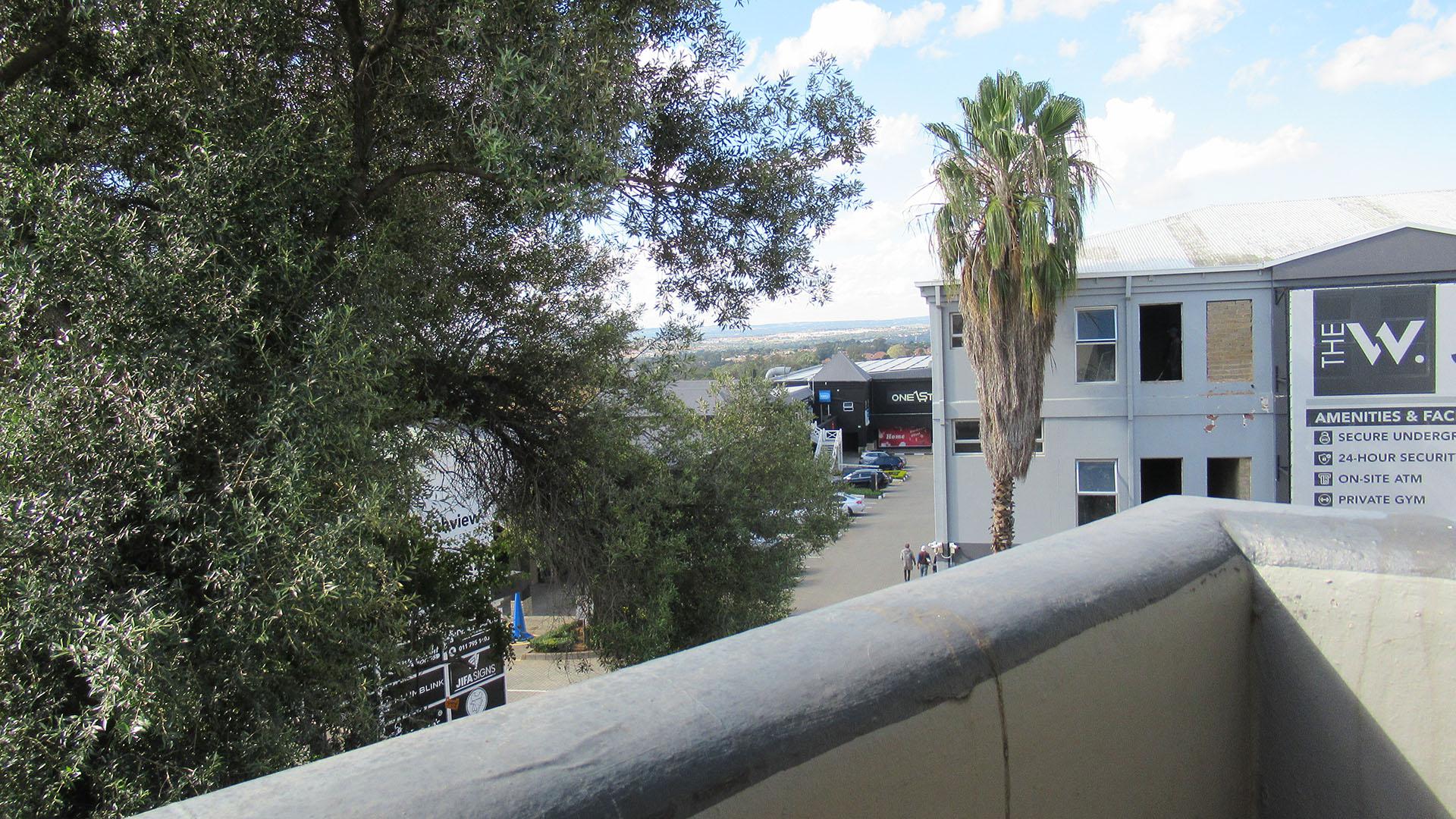 Balcony - 5 square meters of property in Northgate (JHB)