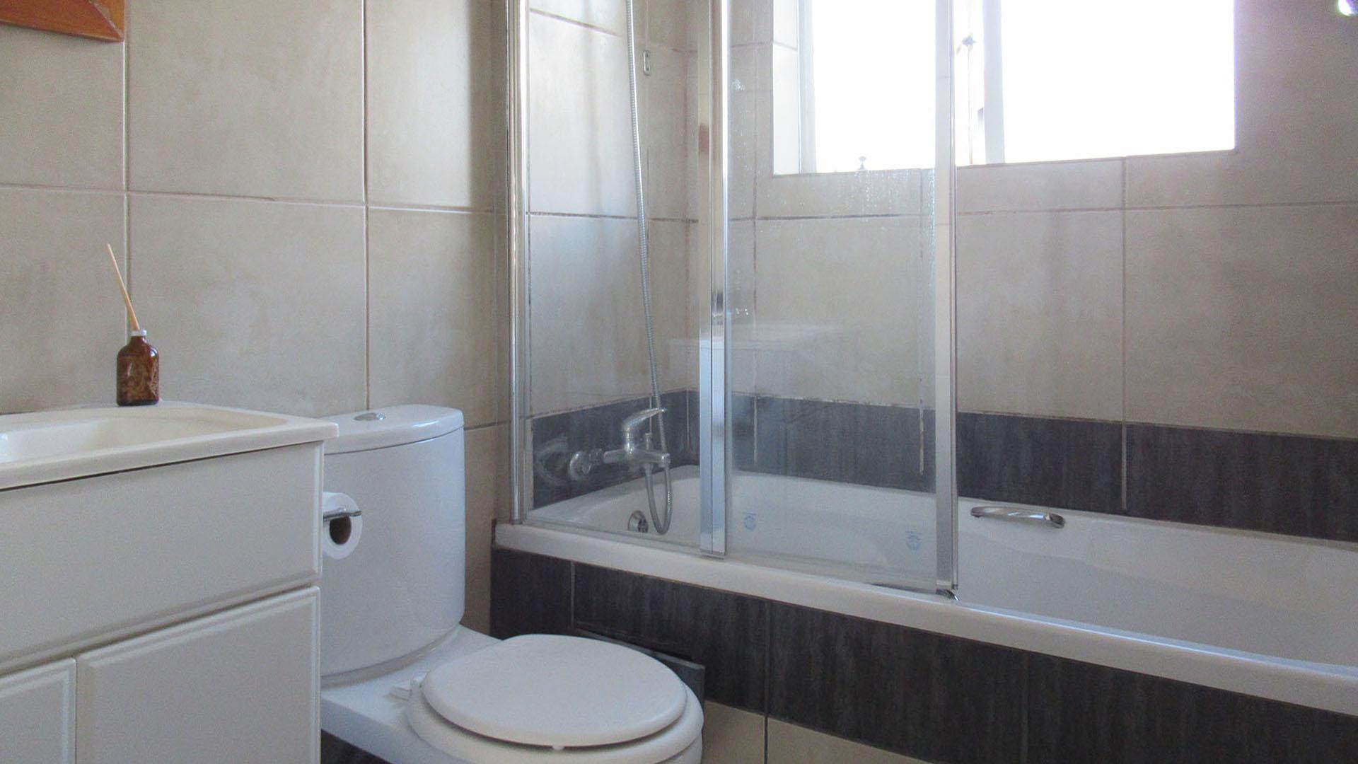 Bathroom 1 - 4 square meters of property in Northgate (JHB)