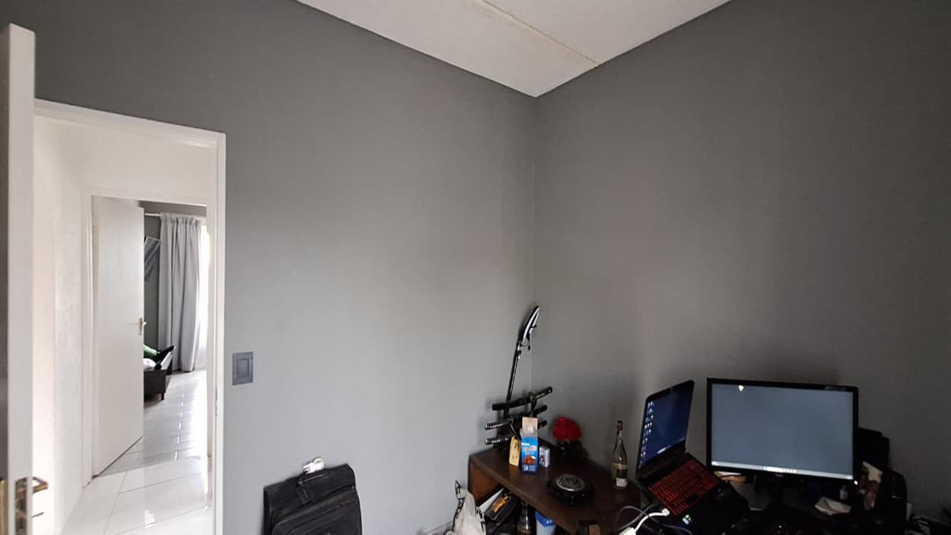 Bed Room 1 - 15 square meters of property in Lone Hill