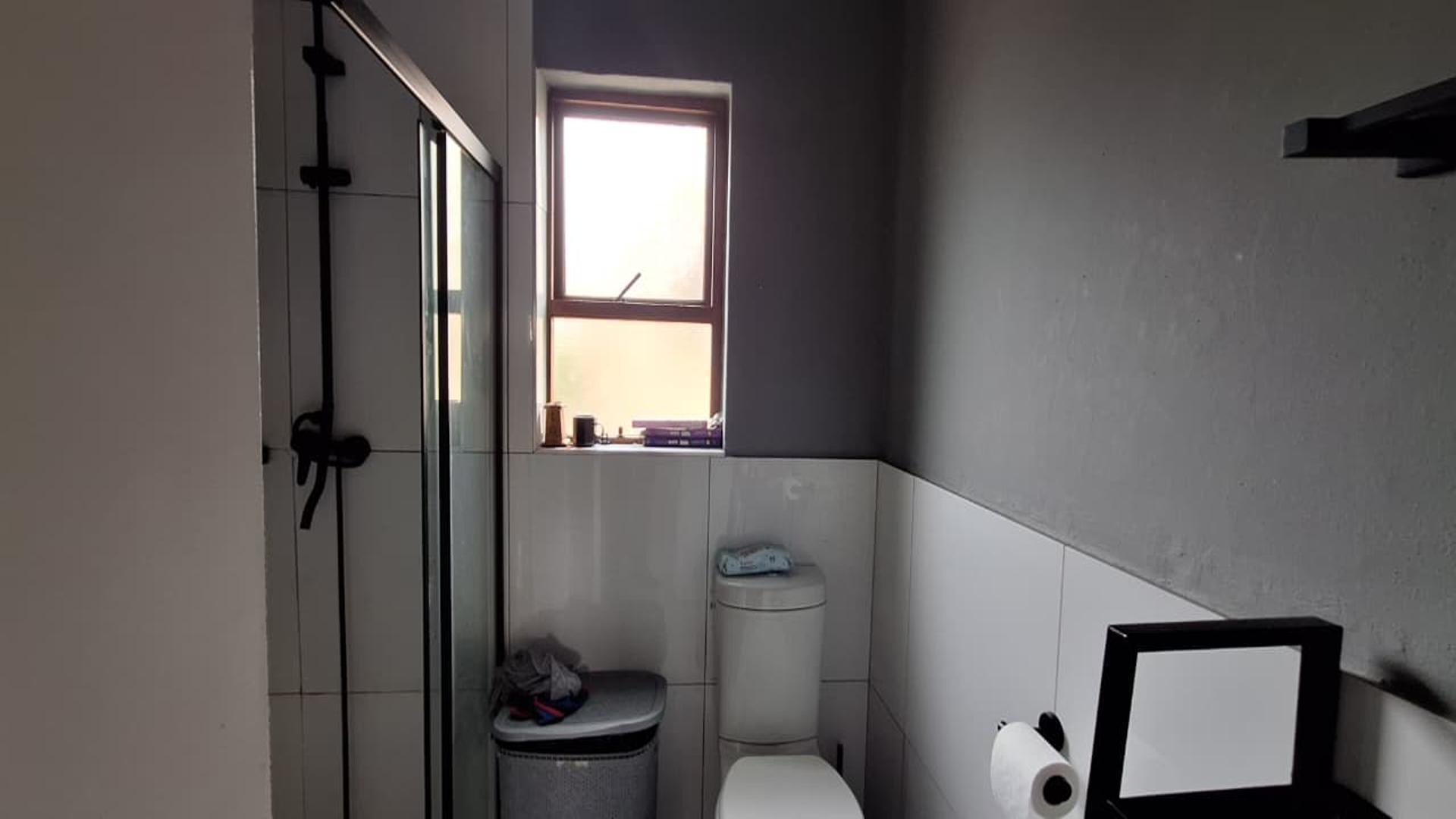 Bathroom 1 - 6 square meters of property in Lone Hill