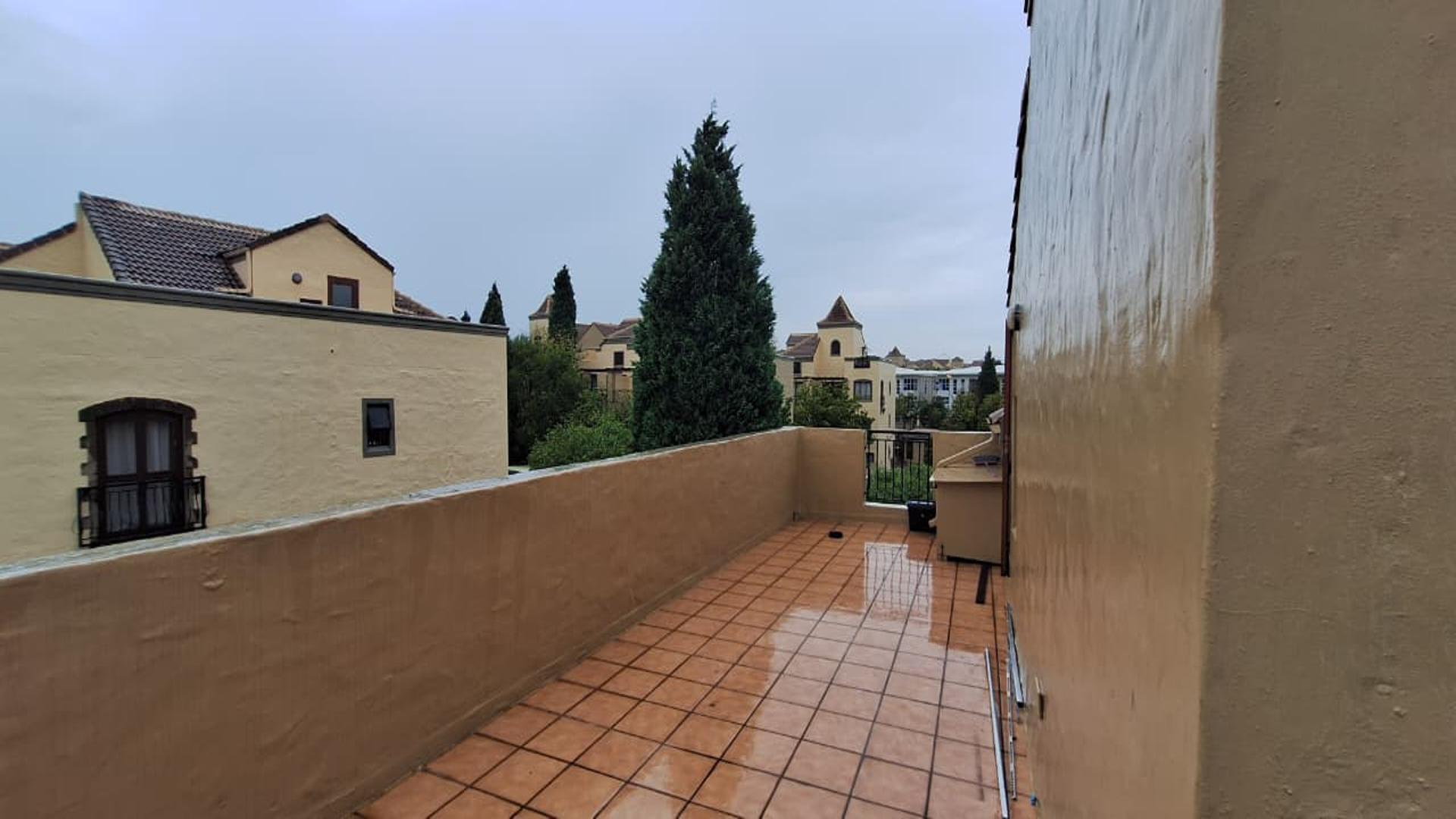 Balcony - 24 square meters of property in Lone Hill