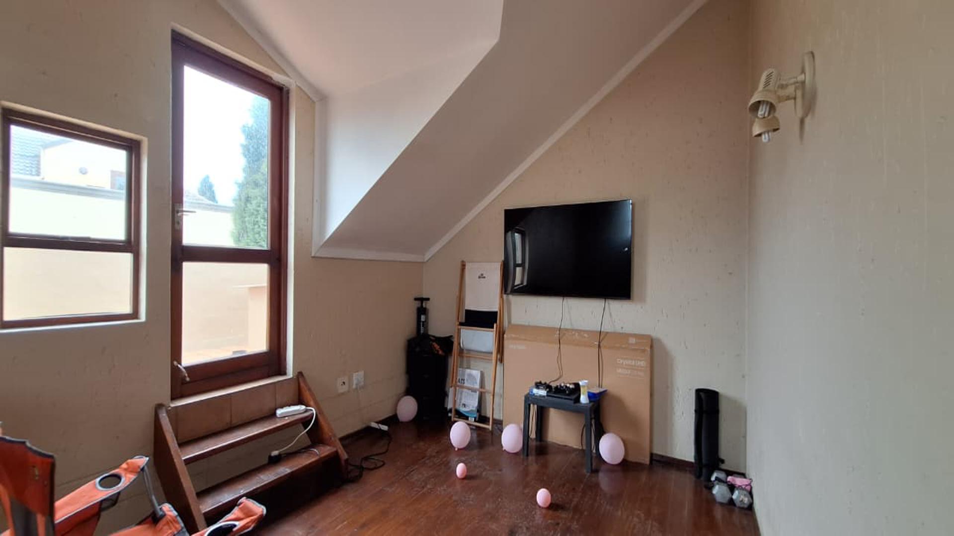 TV Room - 15 square meters of property in Lone Hill