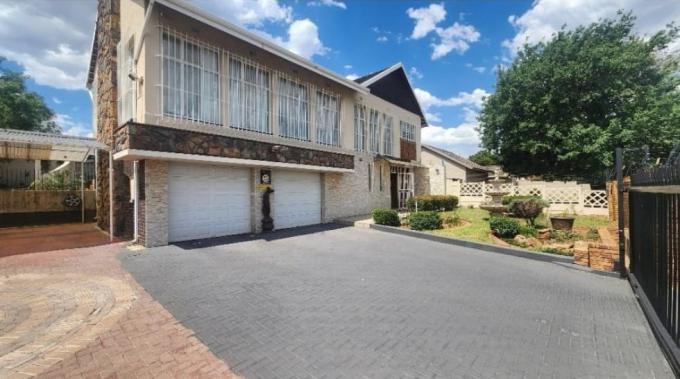 4 Bedroom House for Sale For Sale in Oakdene - MR709192