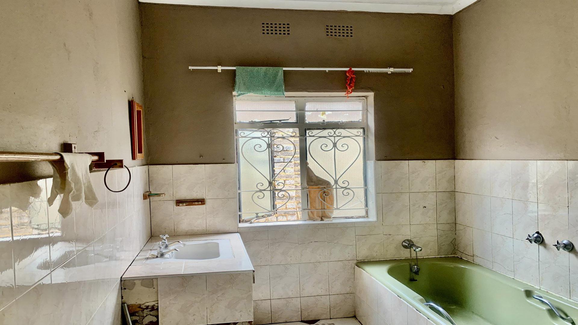 Bathroom 1 of property in Newlands - JHB