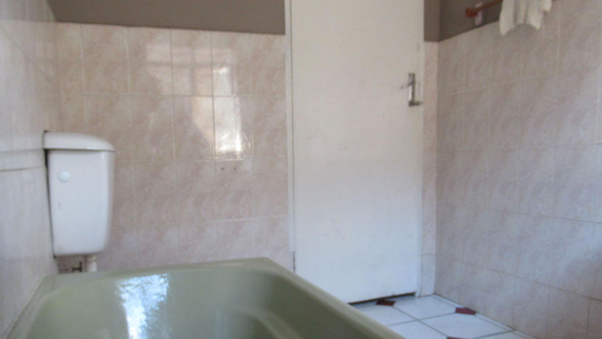 Bathroom 1 - 7 square meters of property in Newlands - JHB