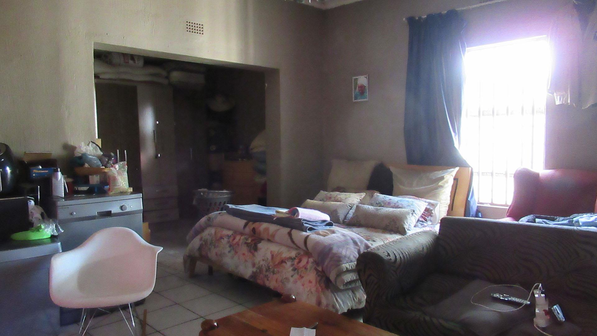 Lounges - 32 square meters of property in Newlands - JHB