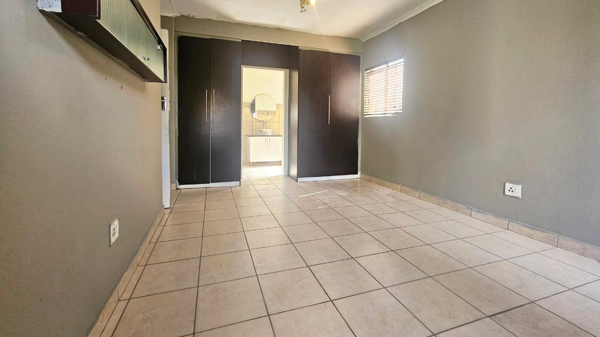 Main Bedroom of property in Parkhaven