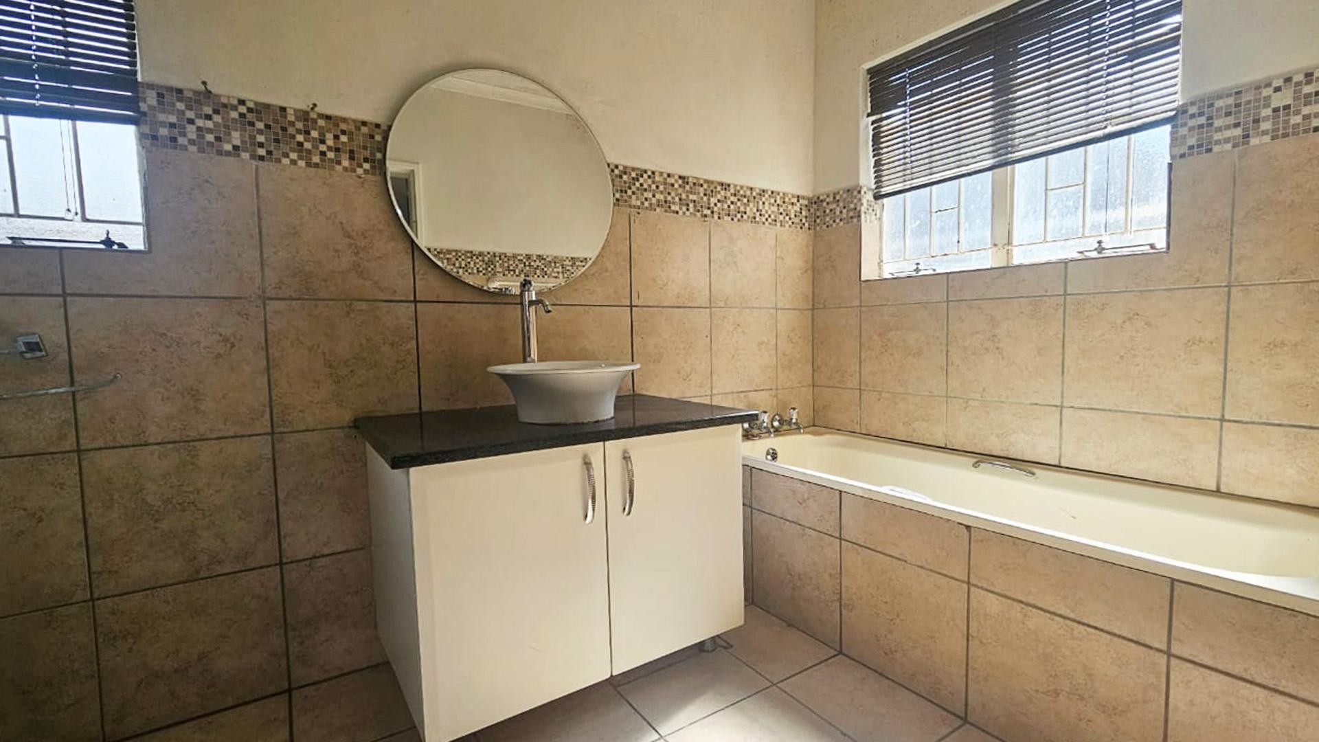 Main Bathroom of property in Parkhaven