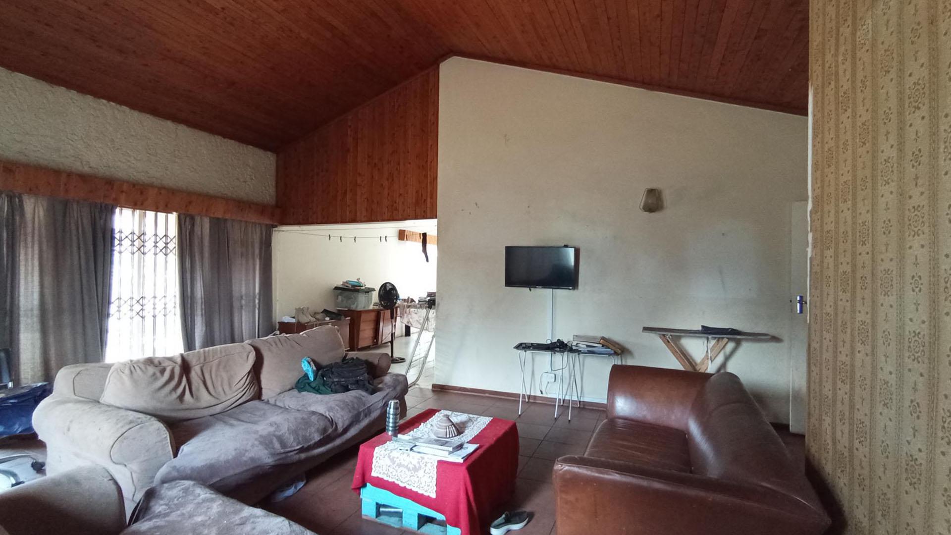 Lounges - 35 square meters of property in Meyerspark