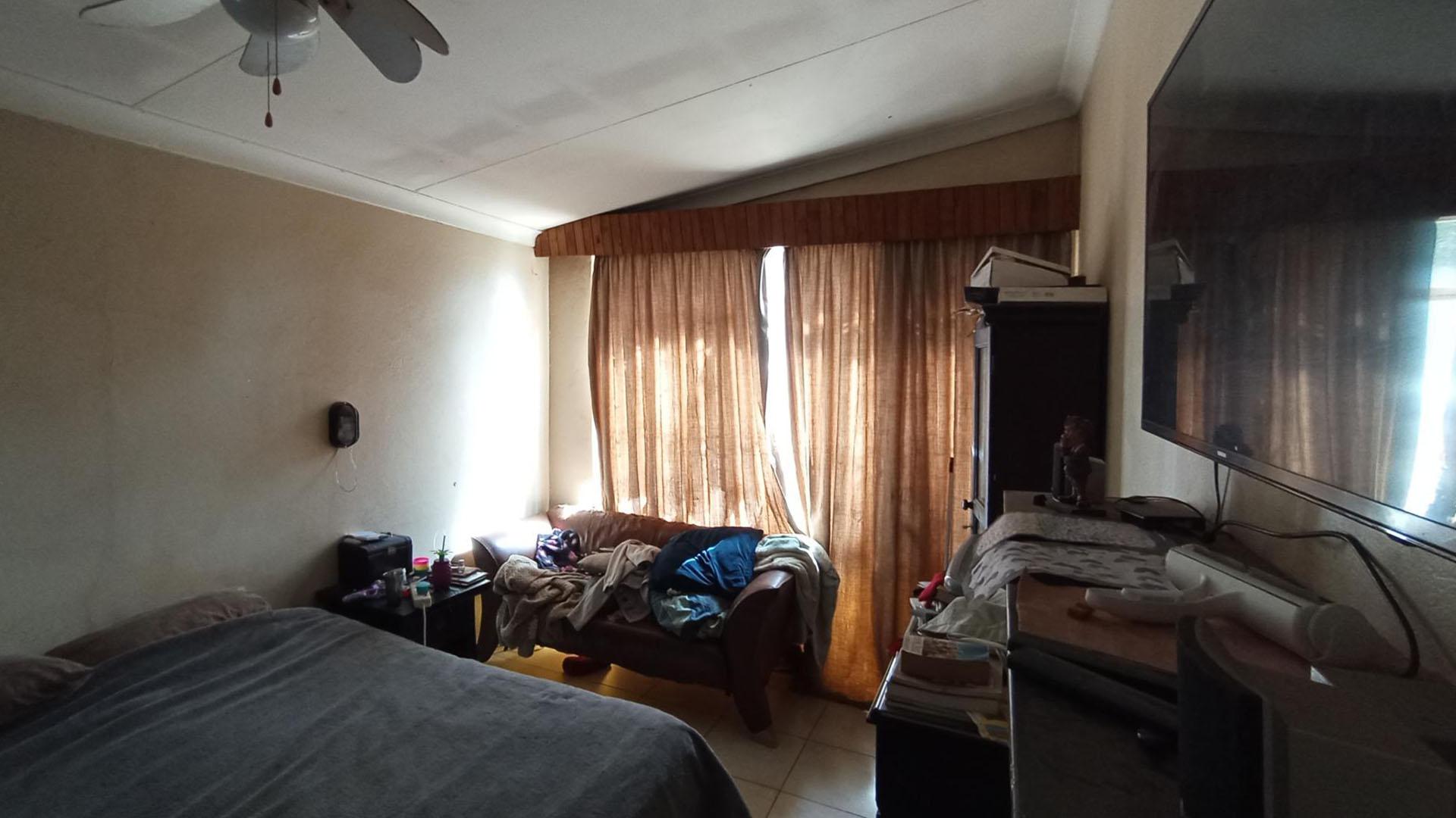 Main Bedroom - 19 square meters of property in Meyerspark