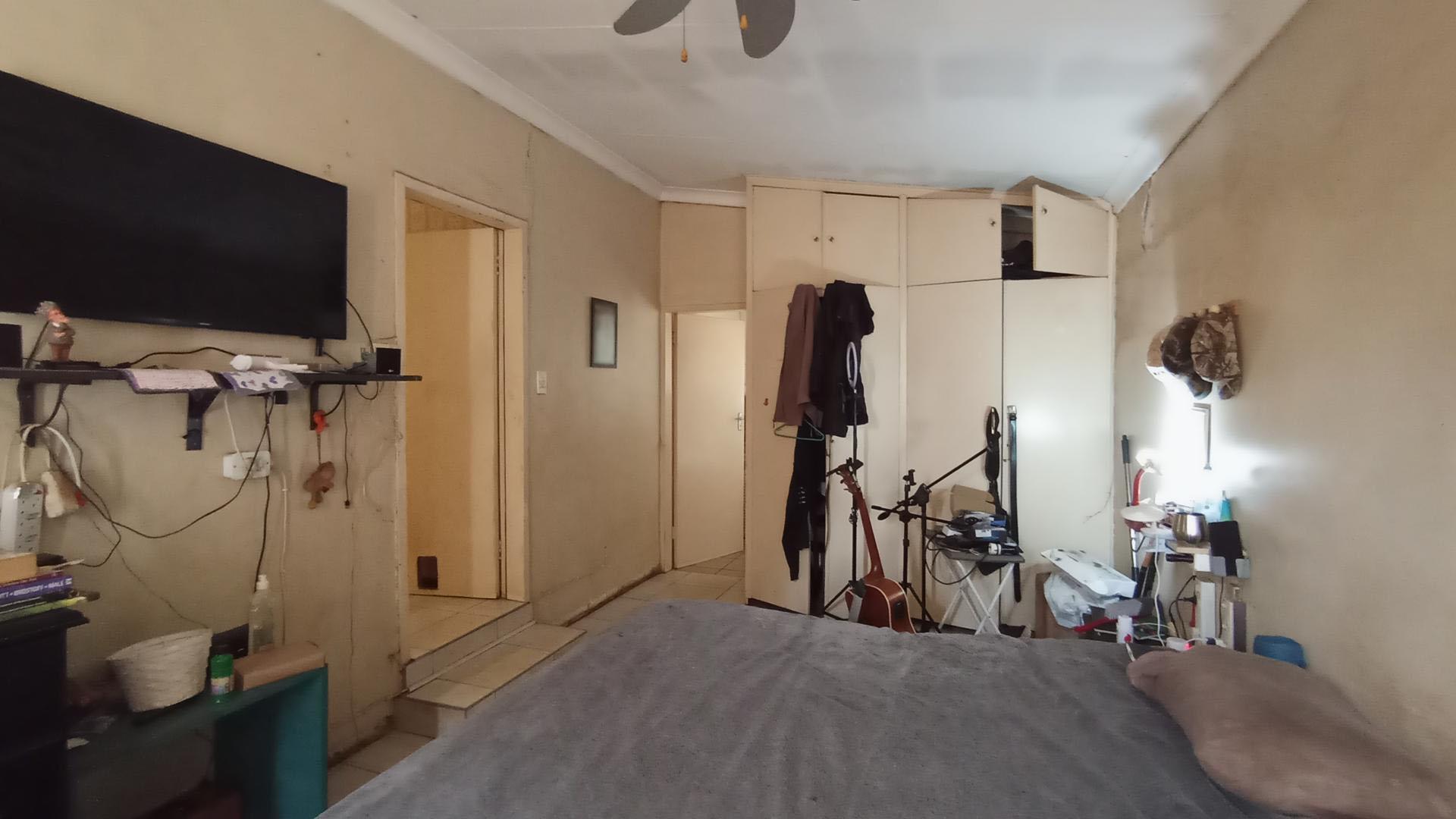 Main Bedroom - 19 square meters of property in Meyerspark