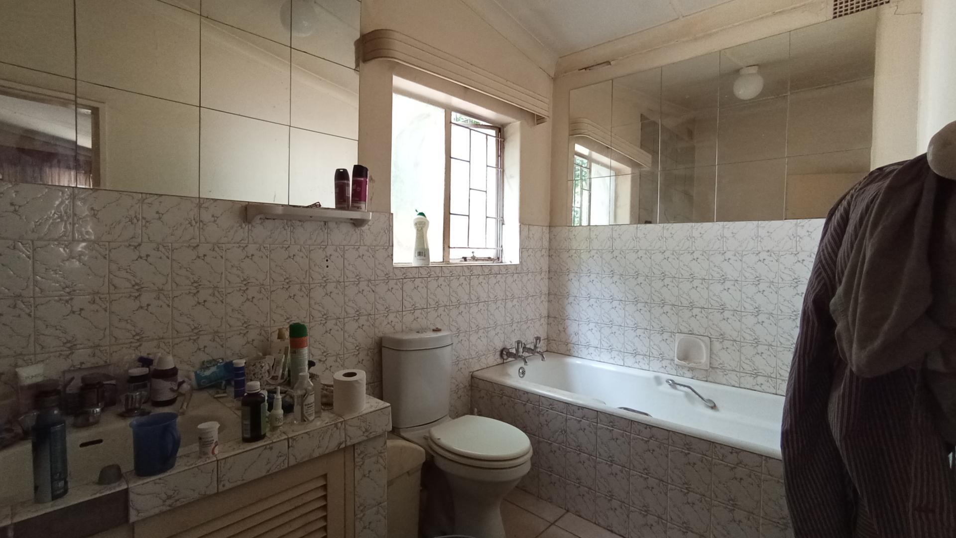 Main Bathroom - 7 square meters of property in Meyerspark