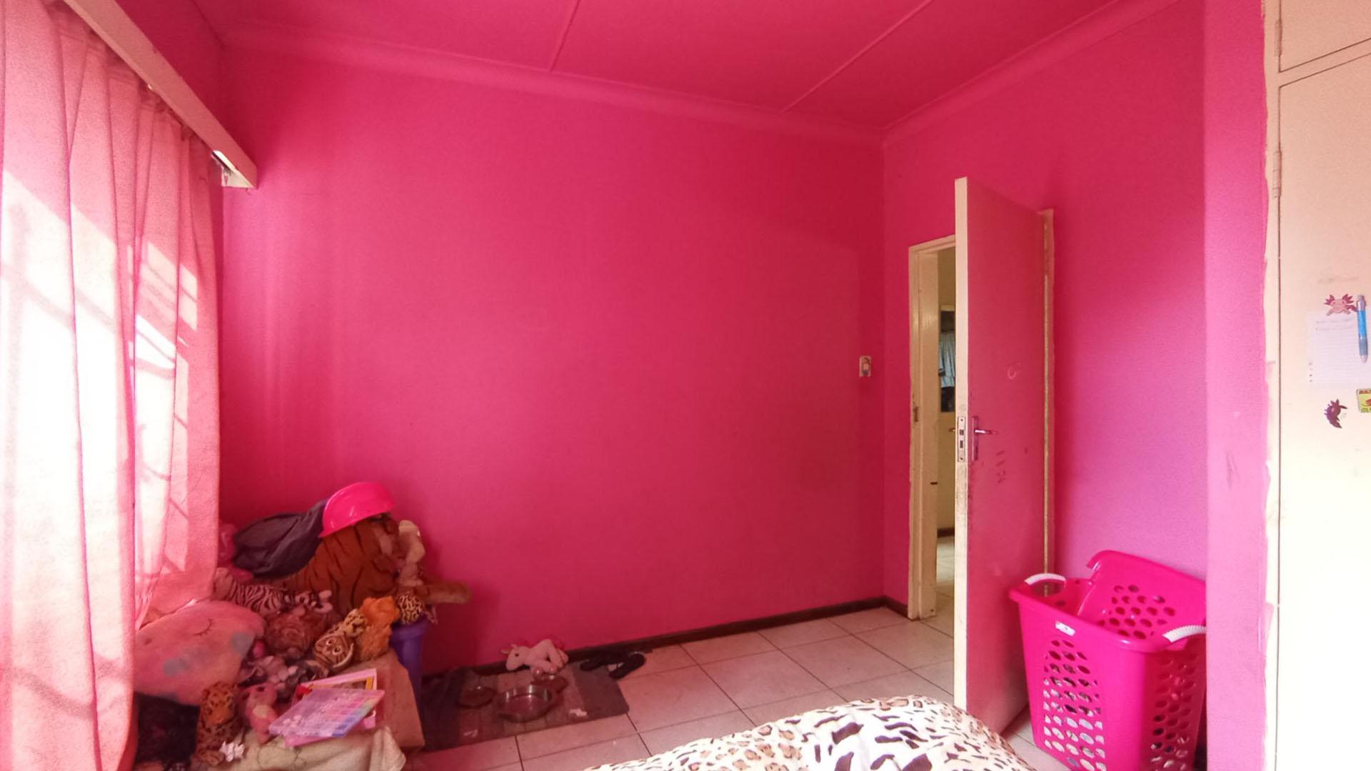 Bed Room 2 - 14 square meters of property in Meyerspark