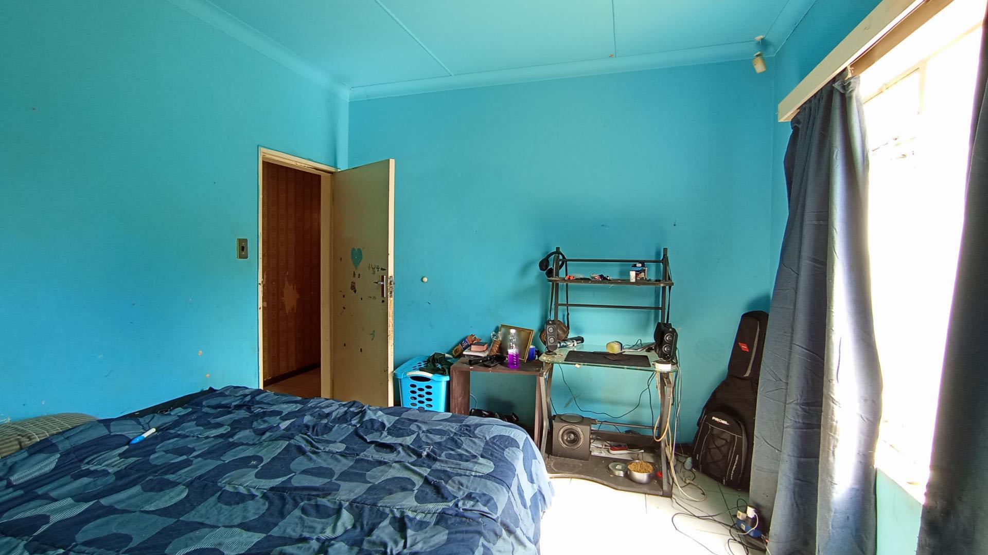 Bed Room 1 - 17 square meters of property in Meyerspark