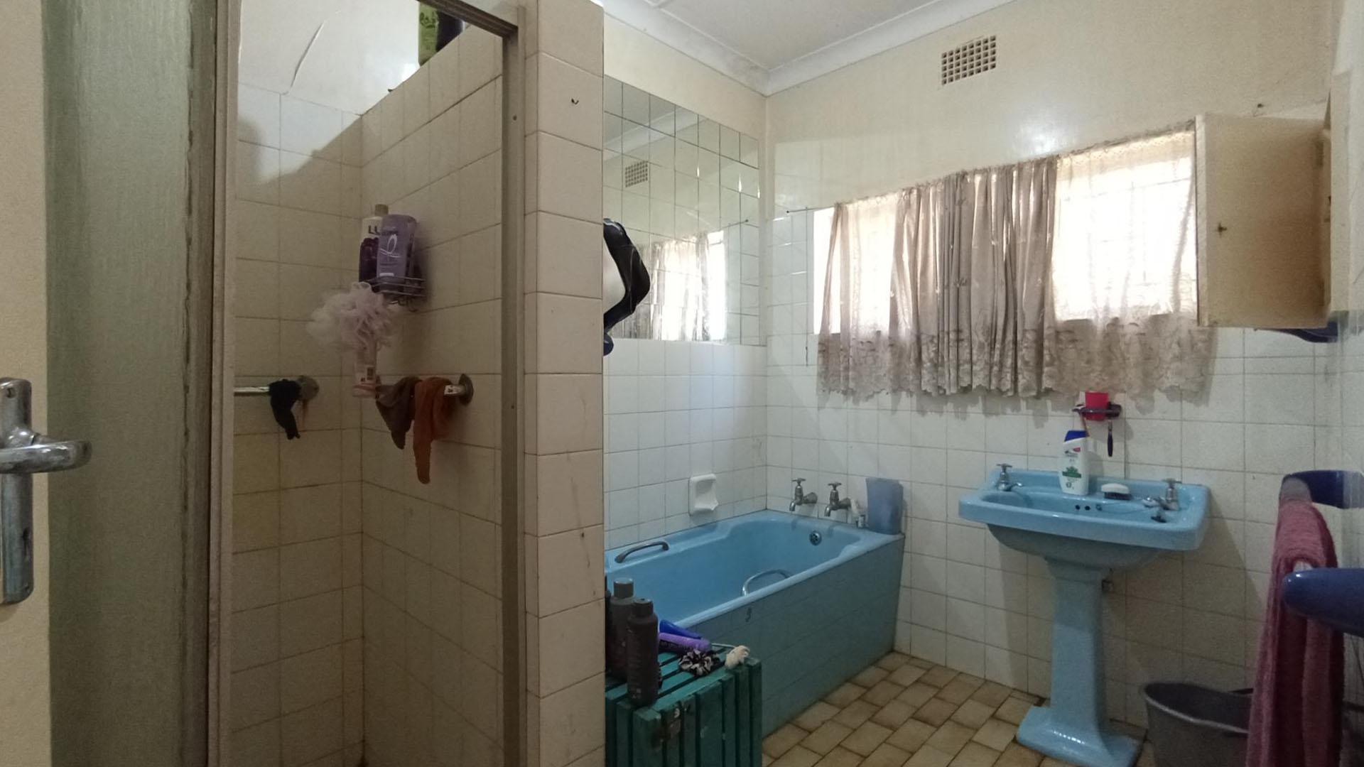 Bathroom 1 - 9 square meters of property in Meyerspark