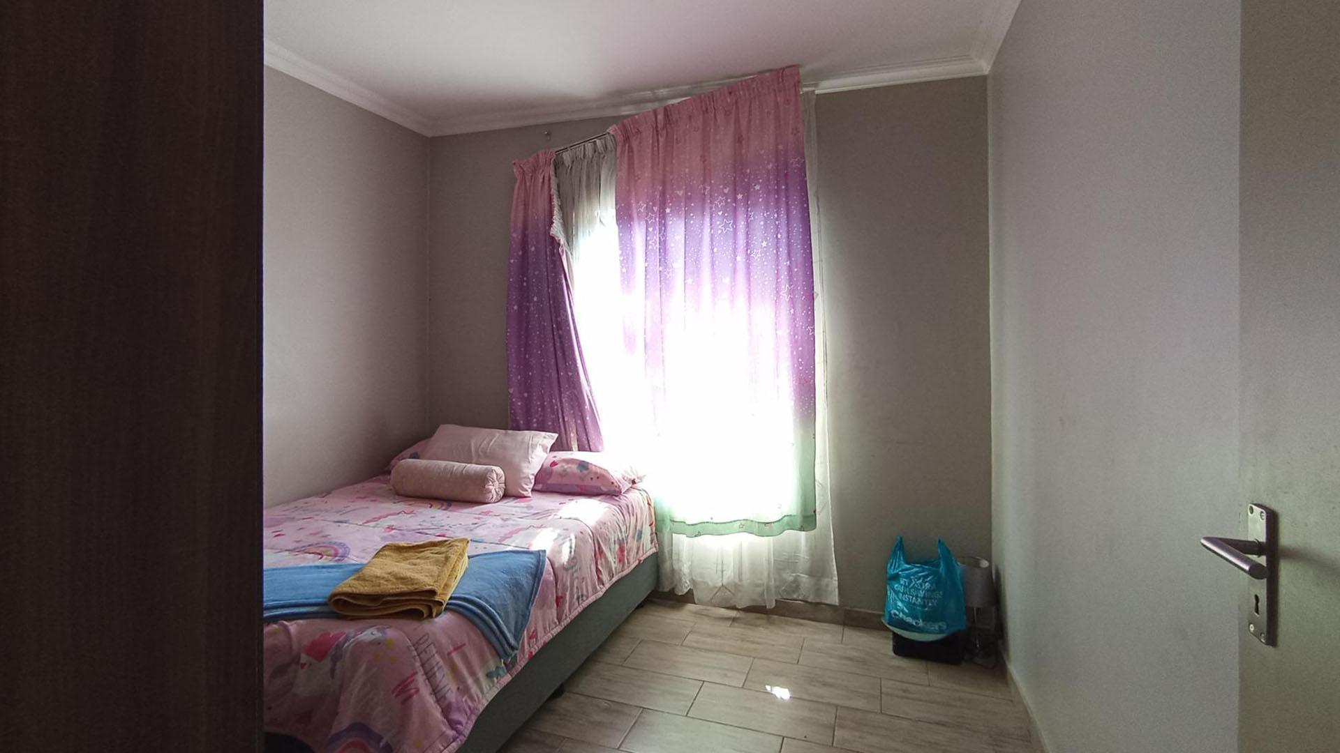 Bed Room 1 - 10 square meters of property in Doornpoort