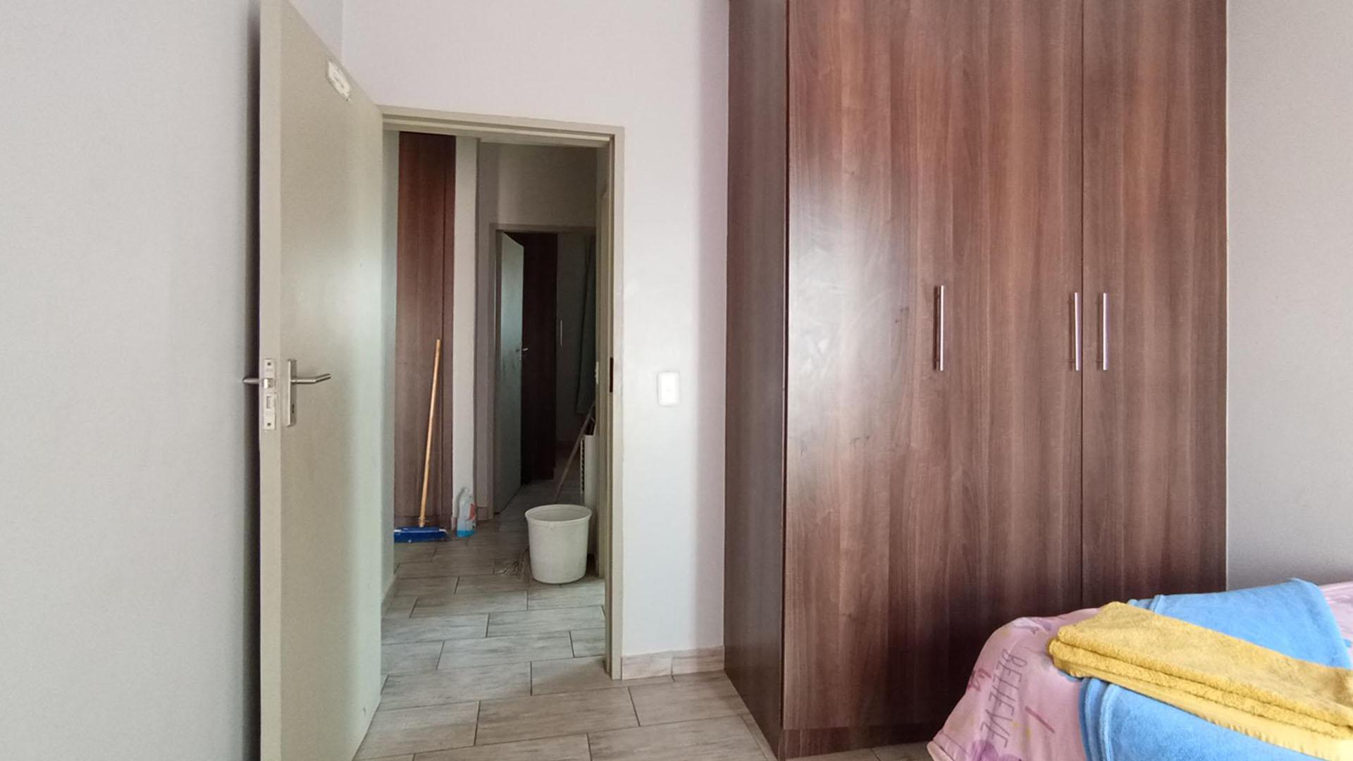 Bed Room 1 - 10 square meters of property in Doornpoort