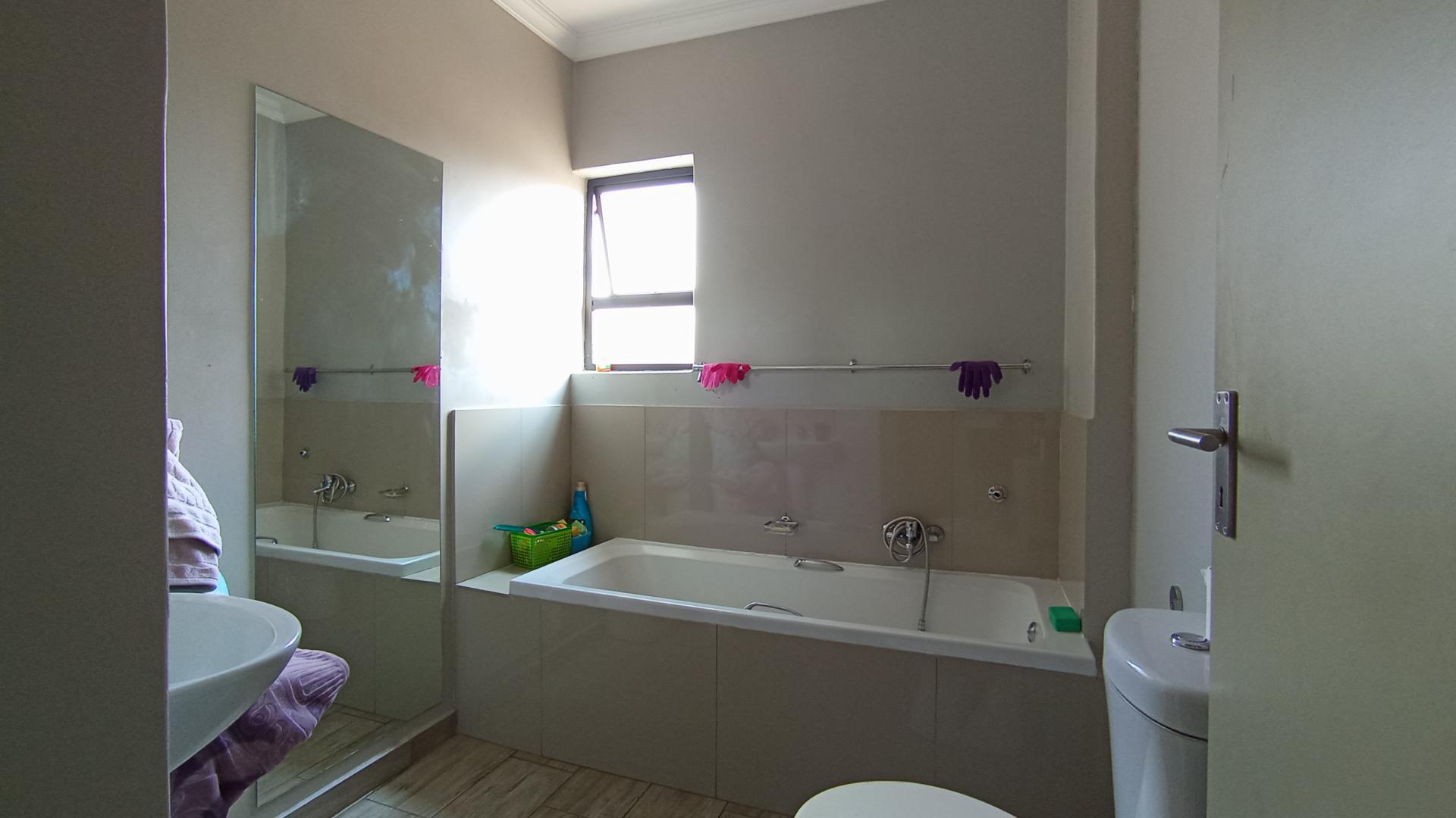 Bathroom 1 - 6 square meters of property in Doornpoort
