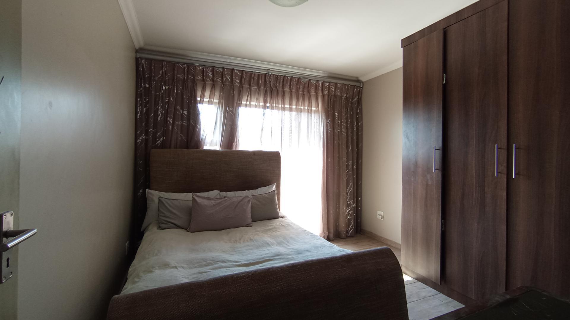 Main Bedroom - 14 square meters of property in Doornpoort