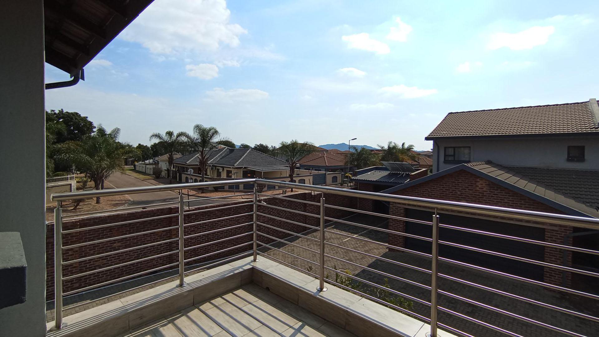 Balcony - 7 square meters of property in Doornpoort