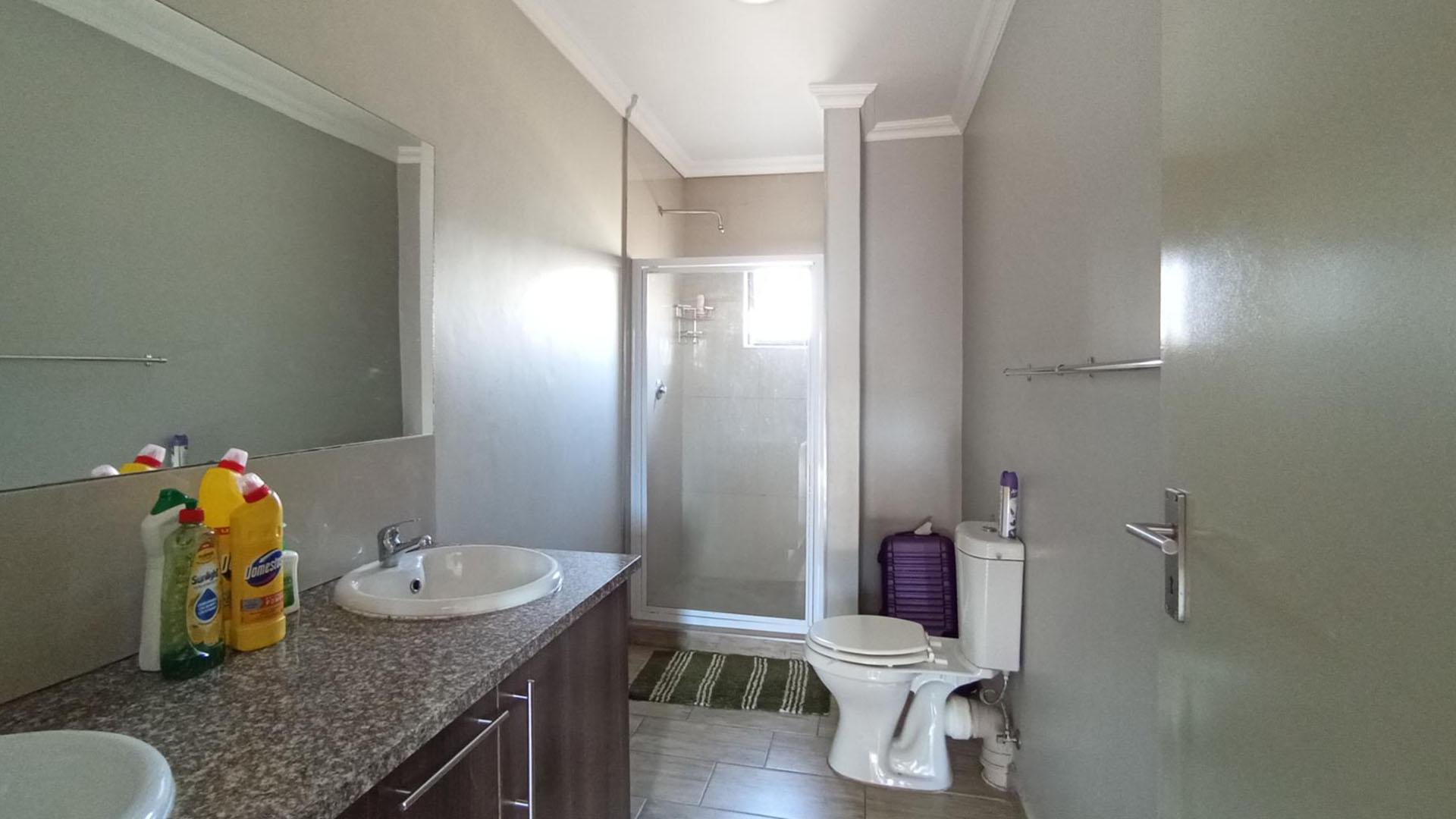 Main Bathroom - 7 square meters of property in Doornpoort