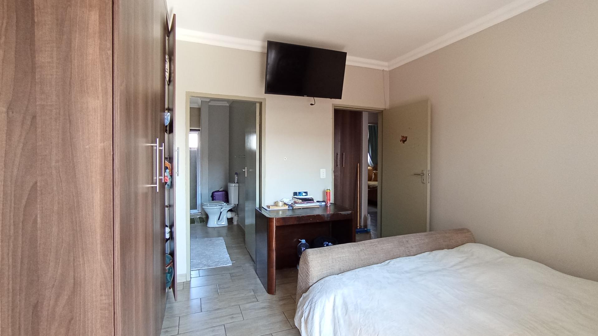 Main Bedroom - 14 square meters of property in Doornpoort
