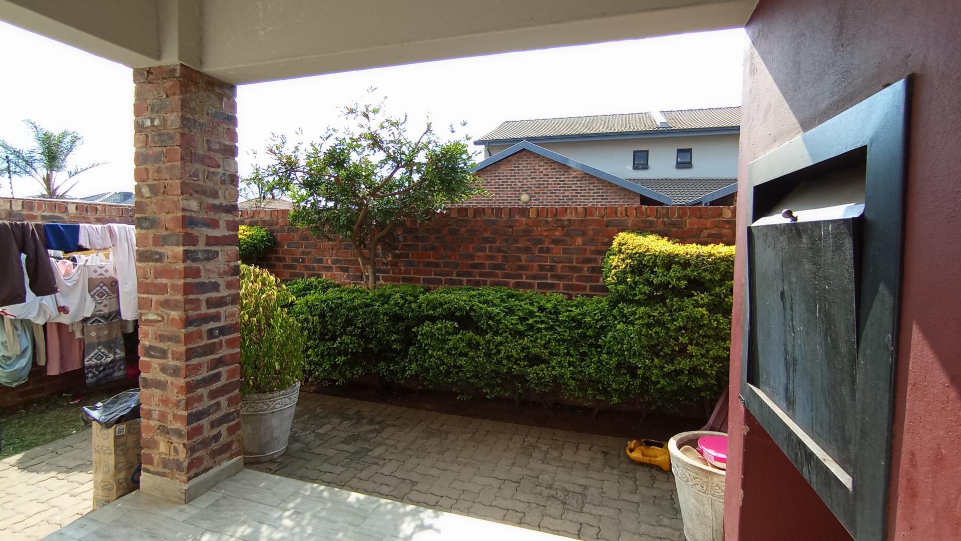Patio - 9 square meters of property in Doornpoort