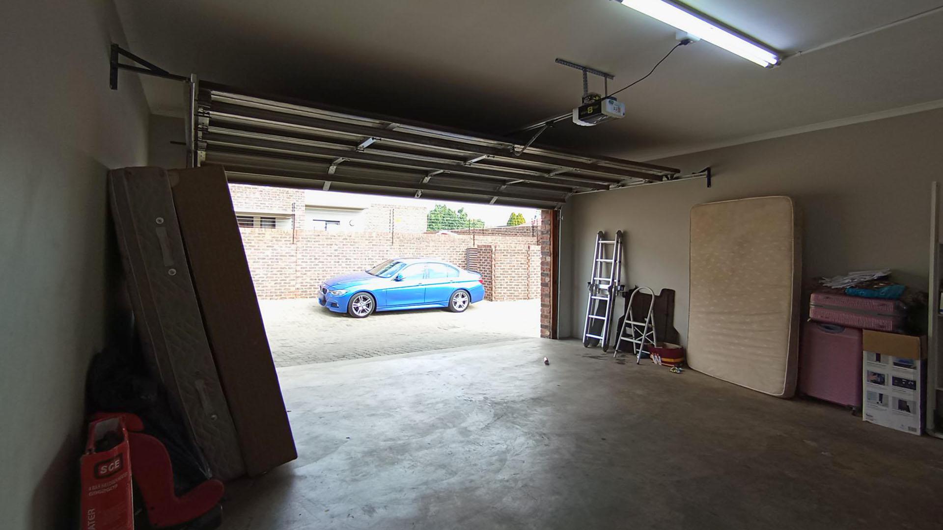 Garage - 39 square meters of property in Doornpoort