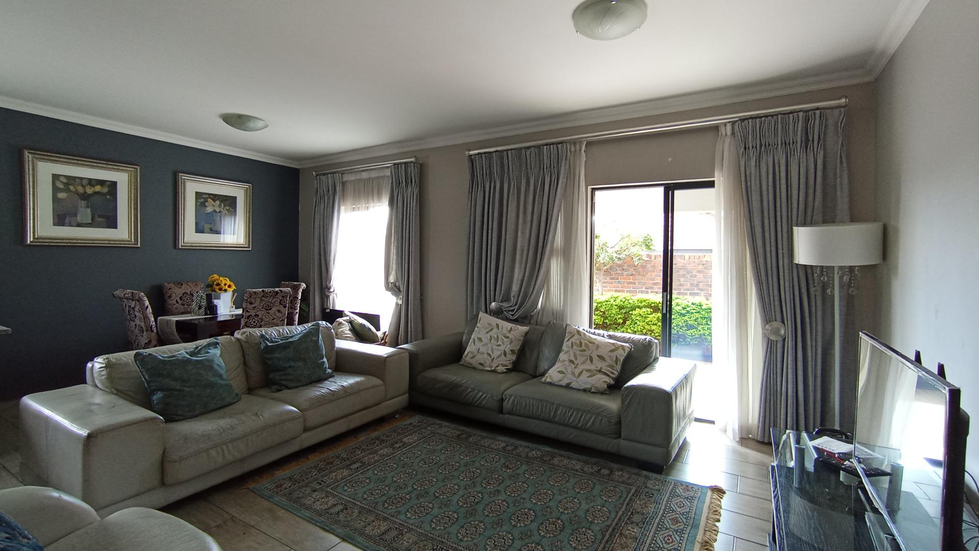 Lounges - 33 square meters of property in Doornpoort