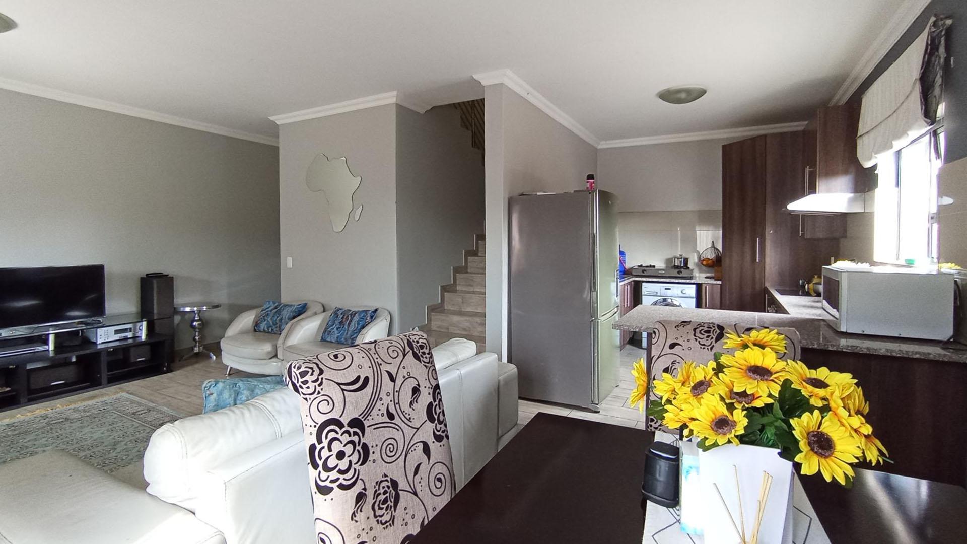 Lounges - 33 square meters of property in Doornpoort