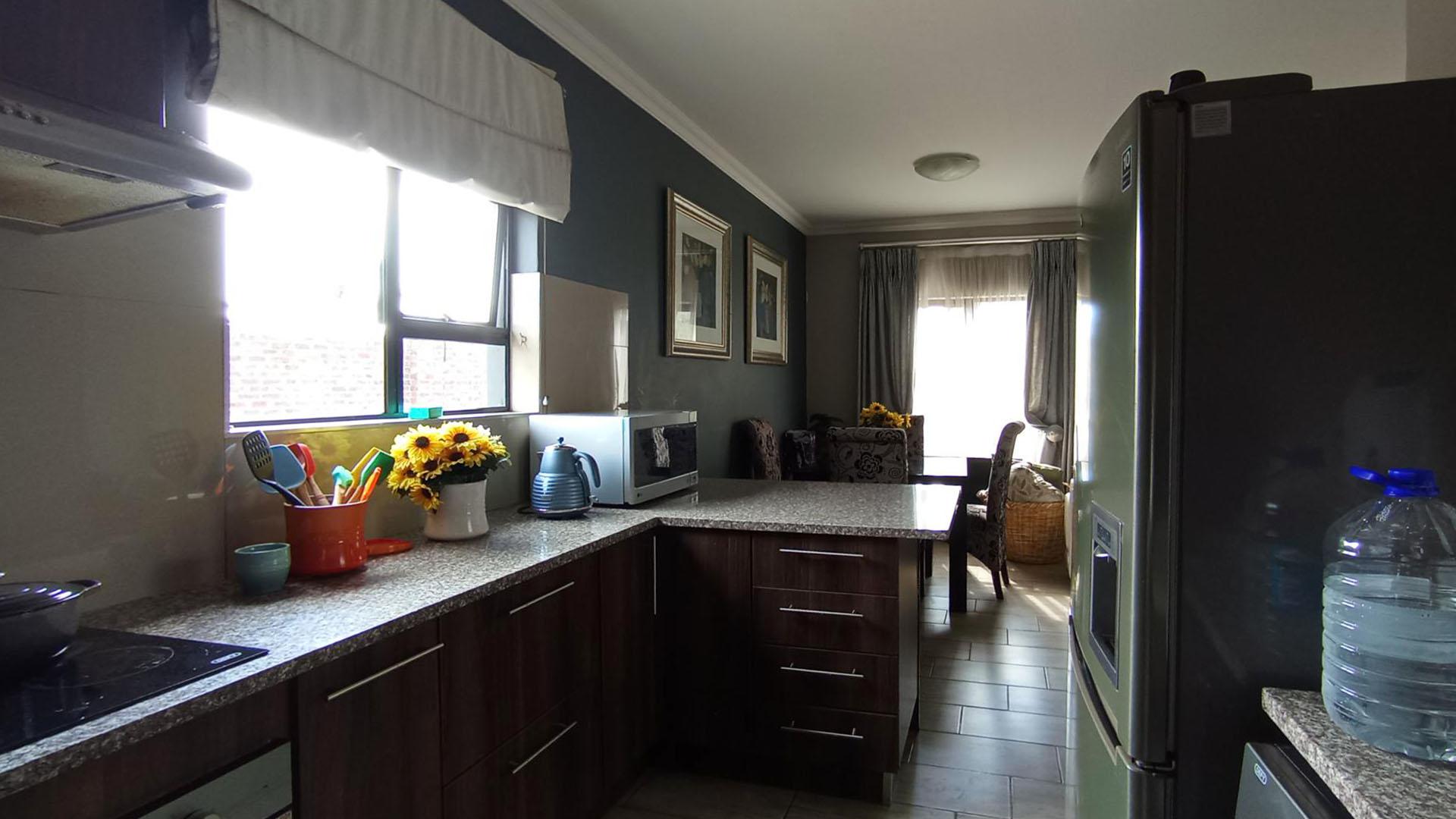 Kitchen - 10 square meters of property in Doornpoort