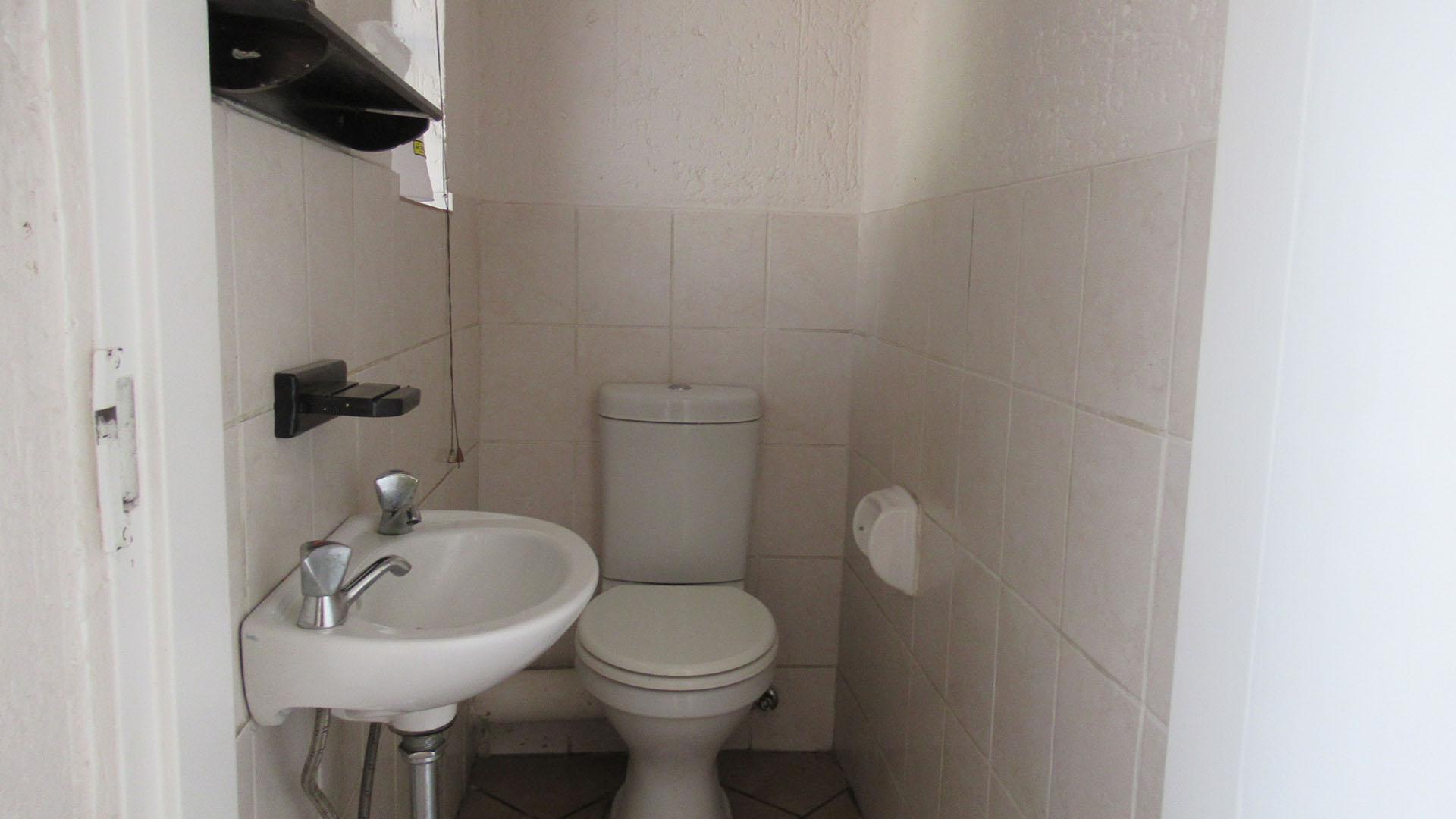 Guest Toilet - 1 square meters of property in Buccleuch