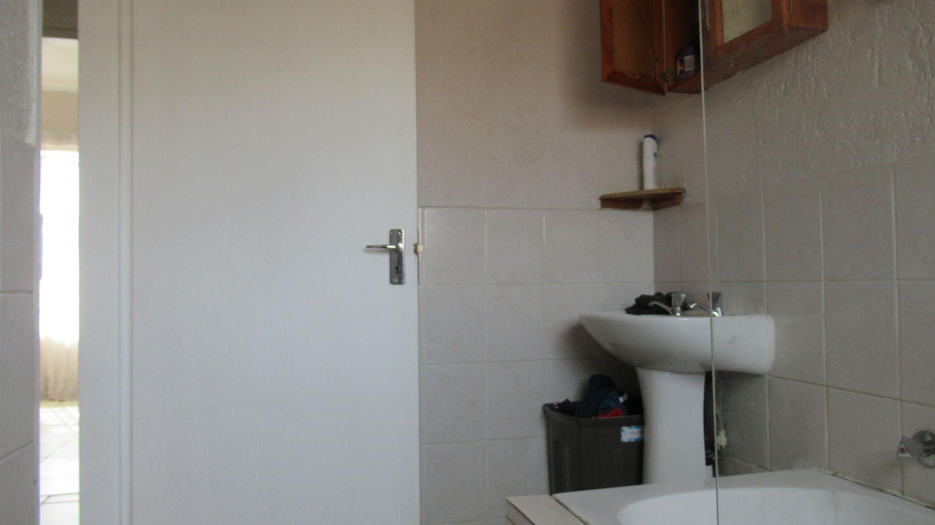 Bathroom 1 - 4 square meters of property in Buccleuch