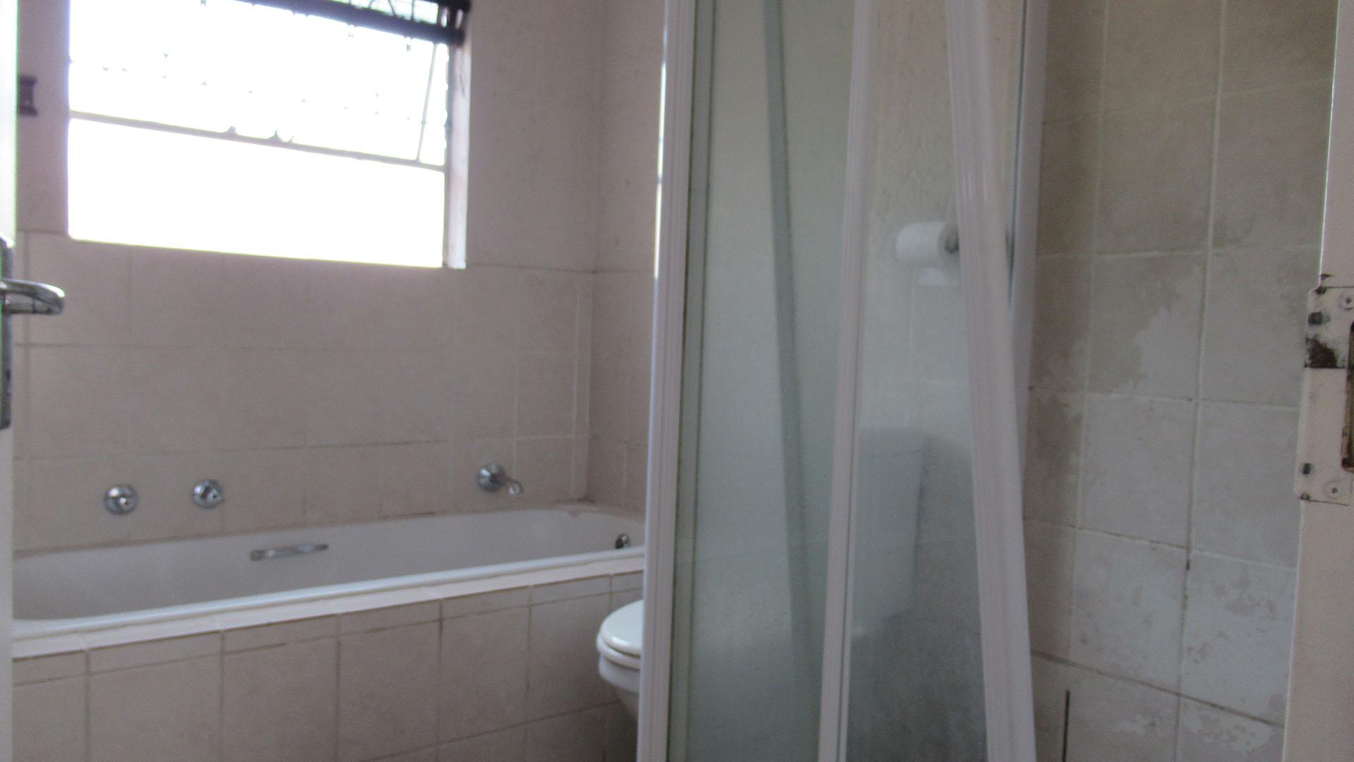 Main Bathroom - 9 square meters of property in Buccleuch