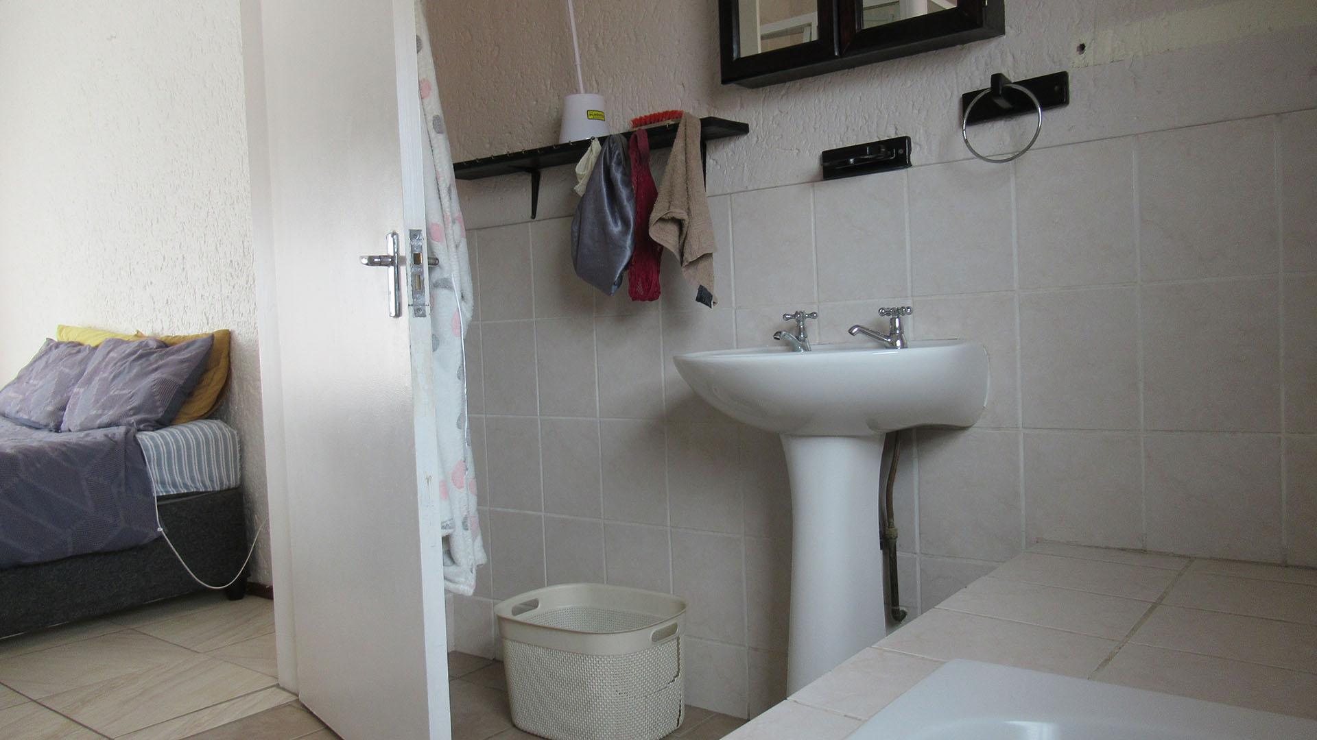 Main Bathroom - 9 square meters of property in Buccleuch