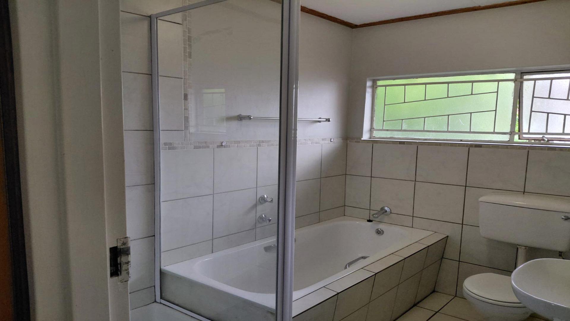 Bathroom 1 of property in Westdene (Bloemfontein)