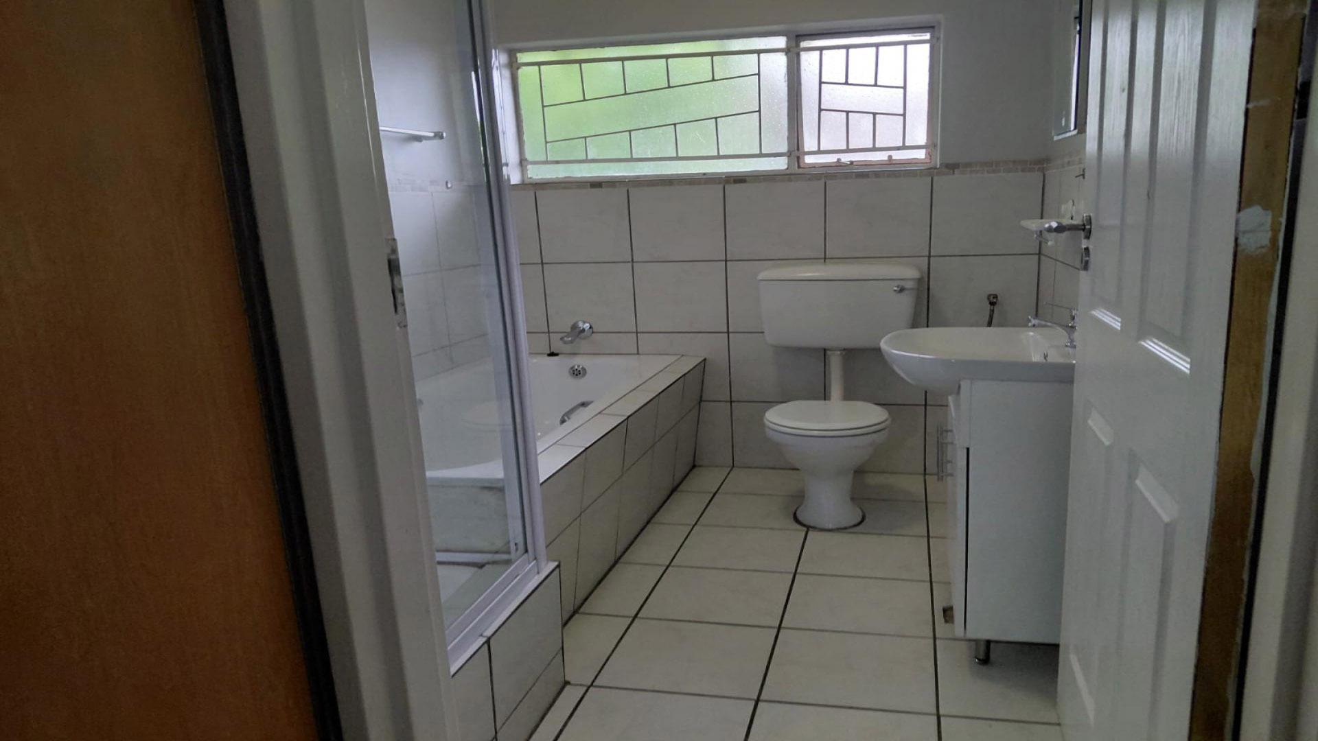 Bathroom 1 of property in Westdene (Bloemfontein)